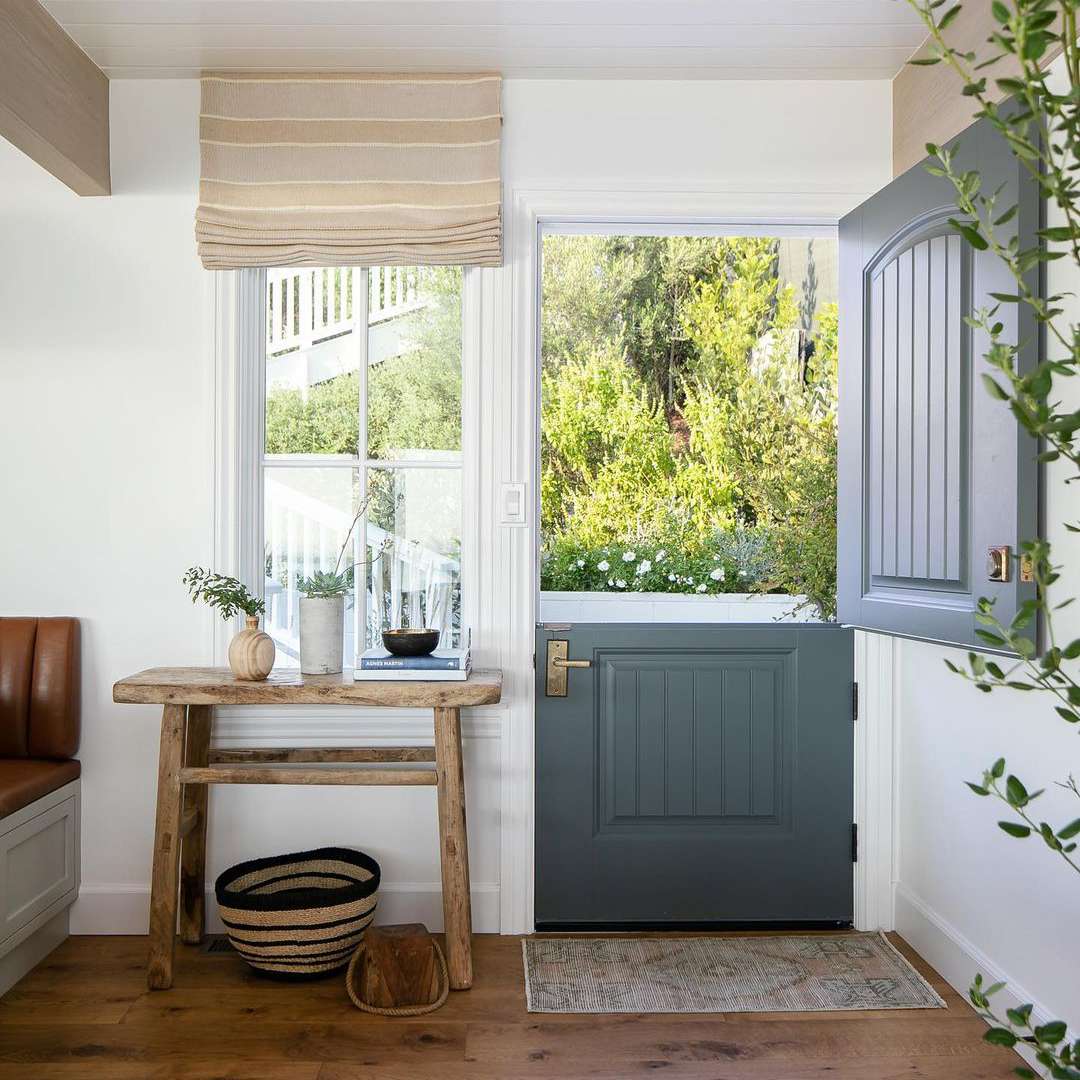 板岩蓝色荷兰门