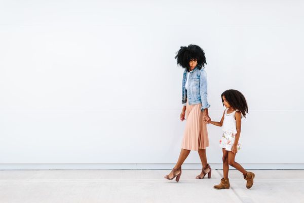 母亲和女儿散步