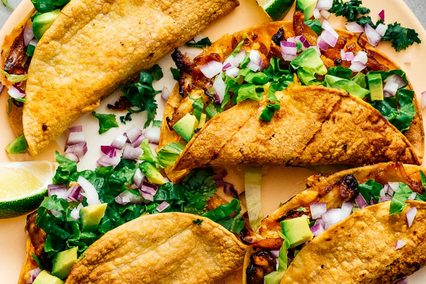 如何骰子洋葱 - 空气油炸鸡肉炸玉米饼