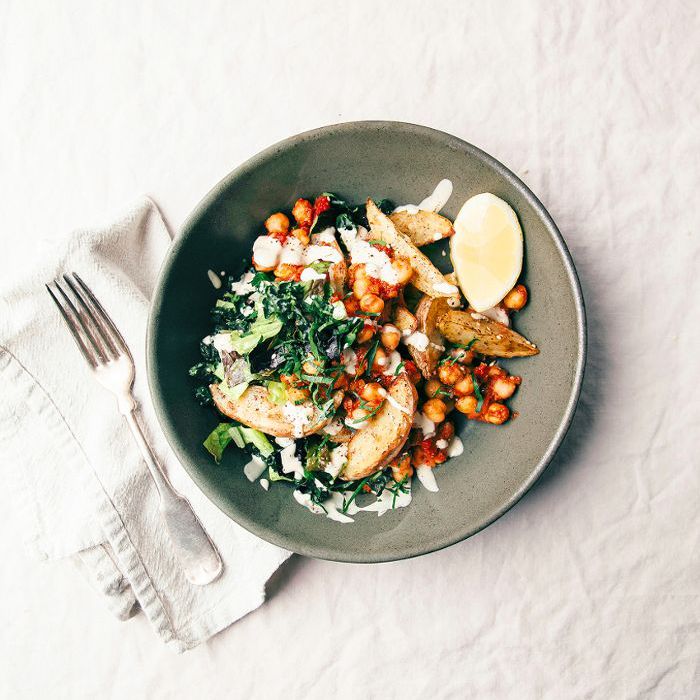 哈里萨鹰嘴豆碗配土豆，柠檬芝麻酱和绿色蔬菜