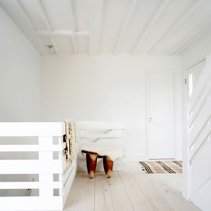 在走廊粉刷宽板地板