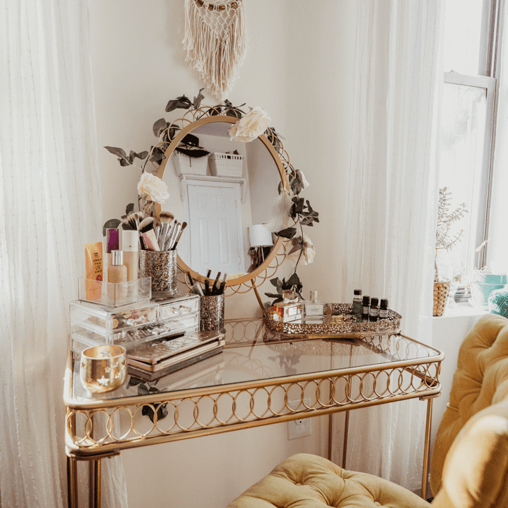 黄金梳妆台与波西米亚饰。