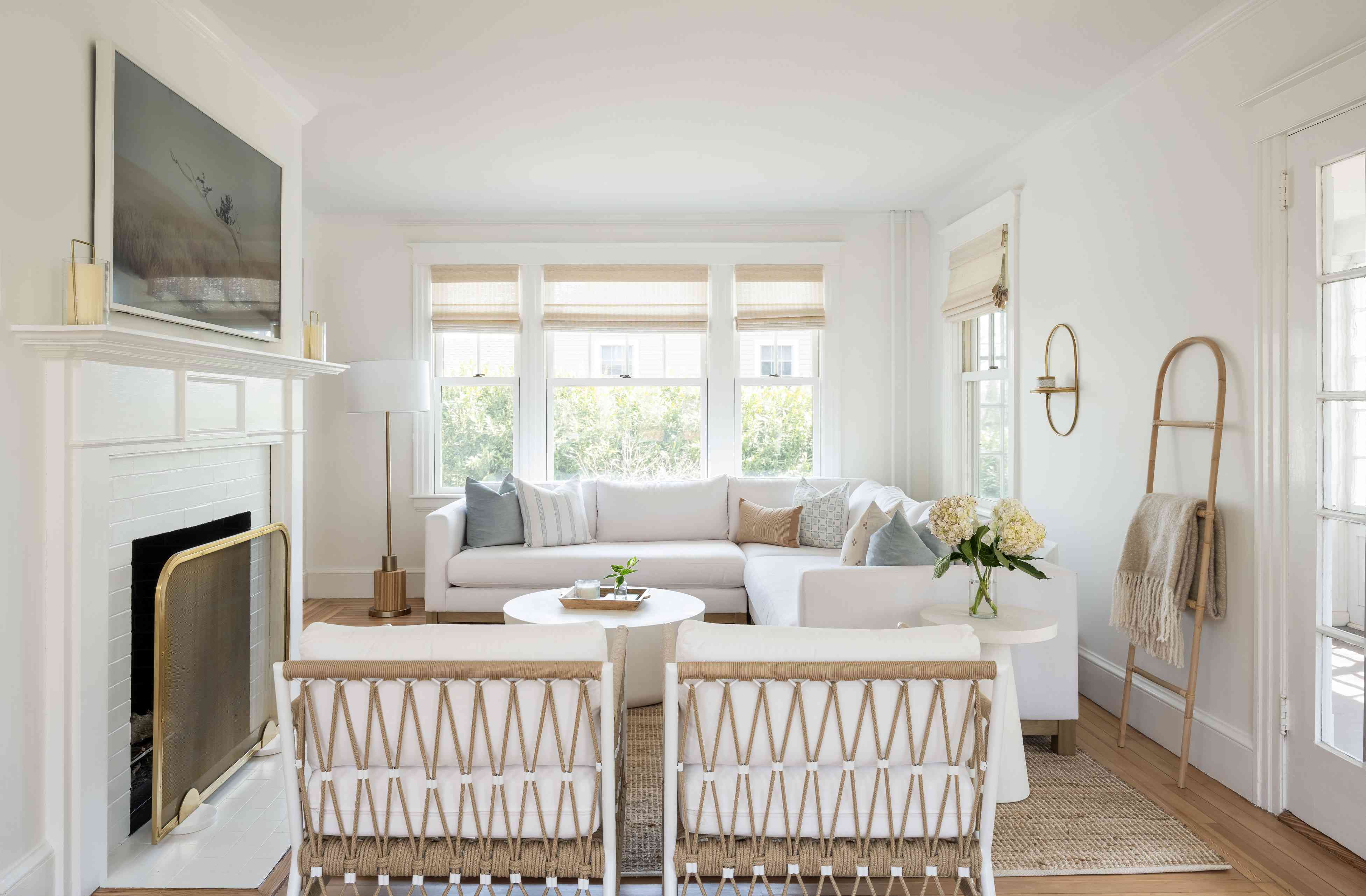 纽波特海滩客厅 - 所有白色与沙子“class=