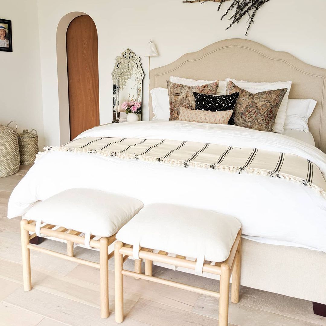 中性床与白色棉制。