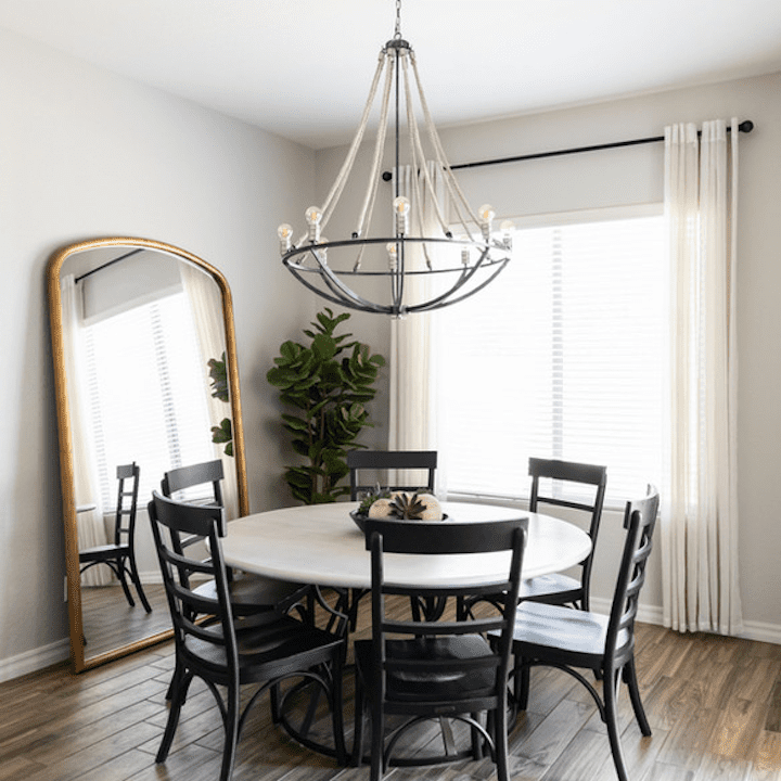 餐厅的米色窗帘。