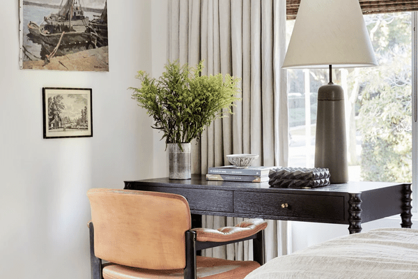 如何在家里找到灵感 - 在床上旁边的传统办公桌