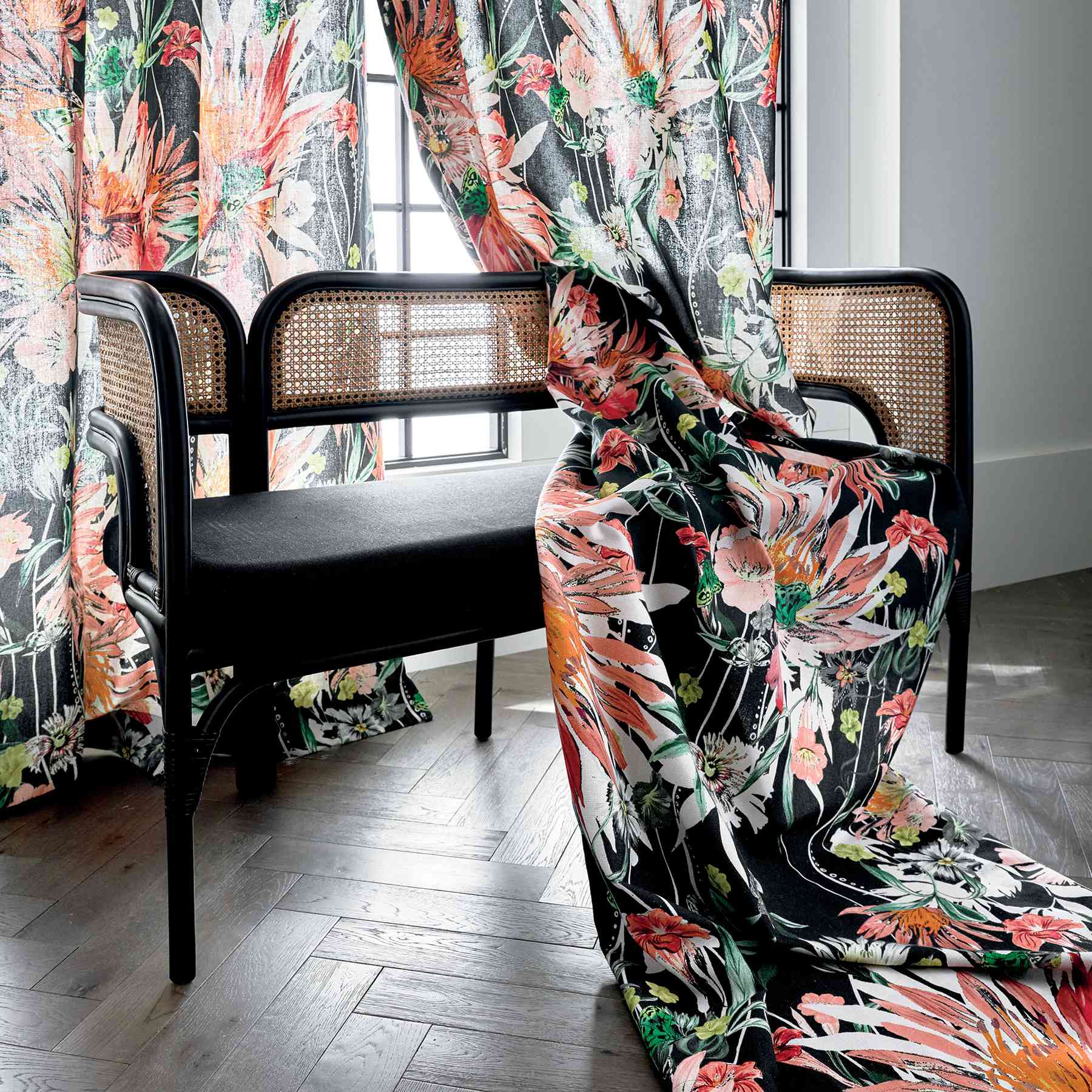 CB2 2021设计趋势-带图案的窗帘长凳