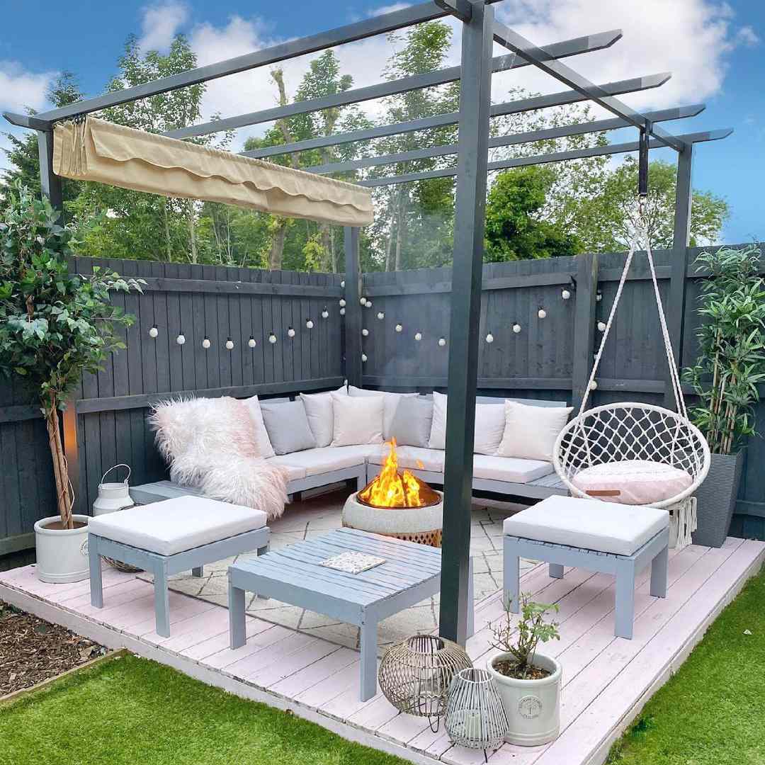 有蓝色室外长沙发和垂悬的椅子的美丽的室外露台。