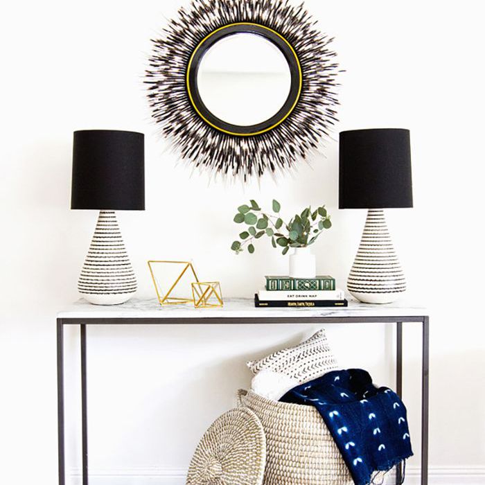 与灯和篮门厅控制台表