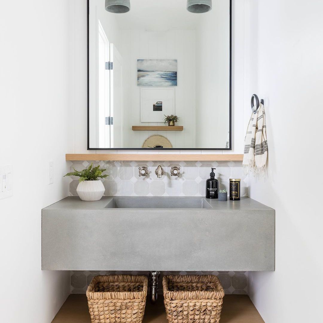 浴室里有水泥水槽