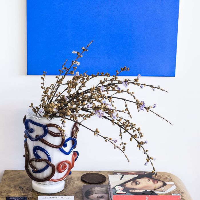 在观众代理办公室的咖啡桌上有一本书和一个花瓶