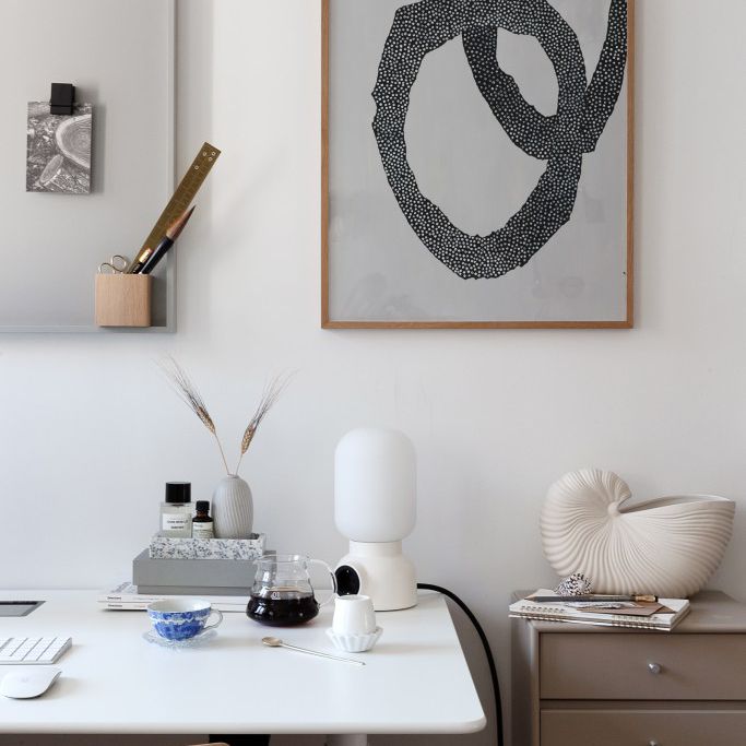 极简主义办公桌和艺术品