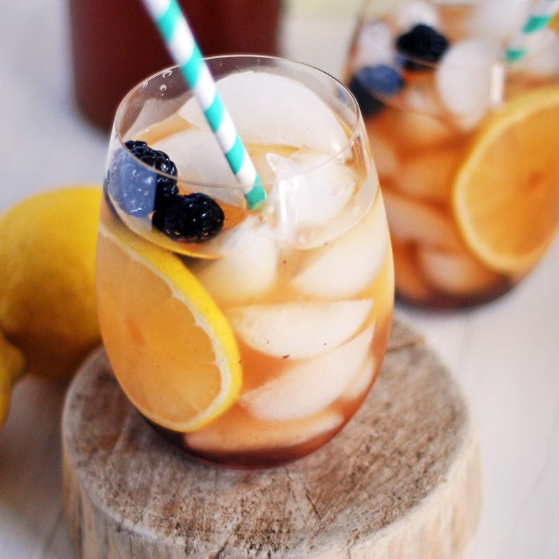 鸡尾酒在玻璃用新鲜水果