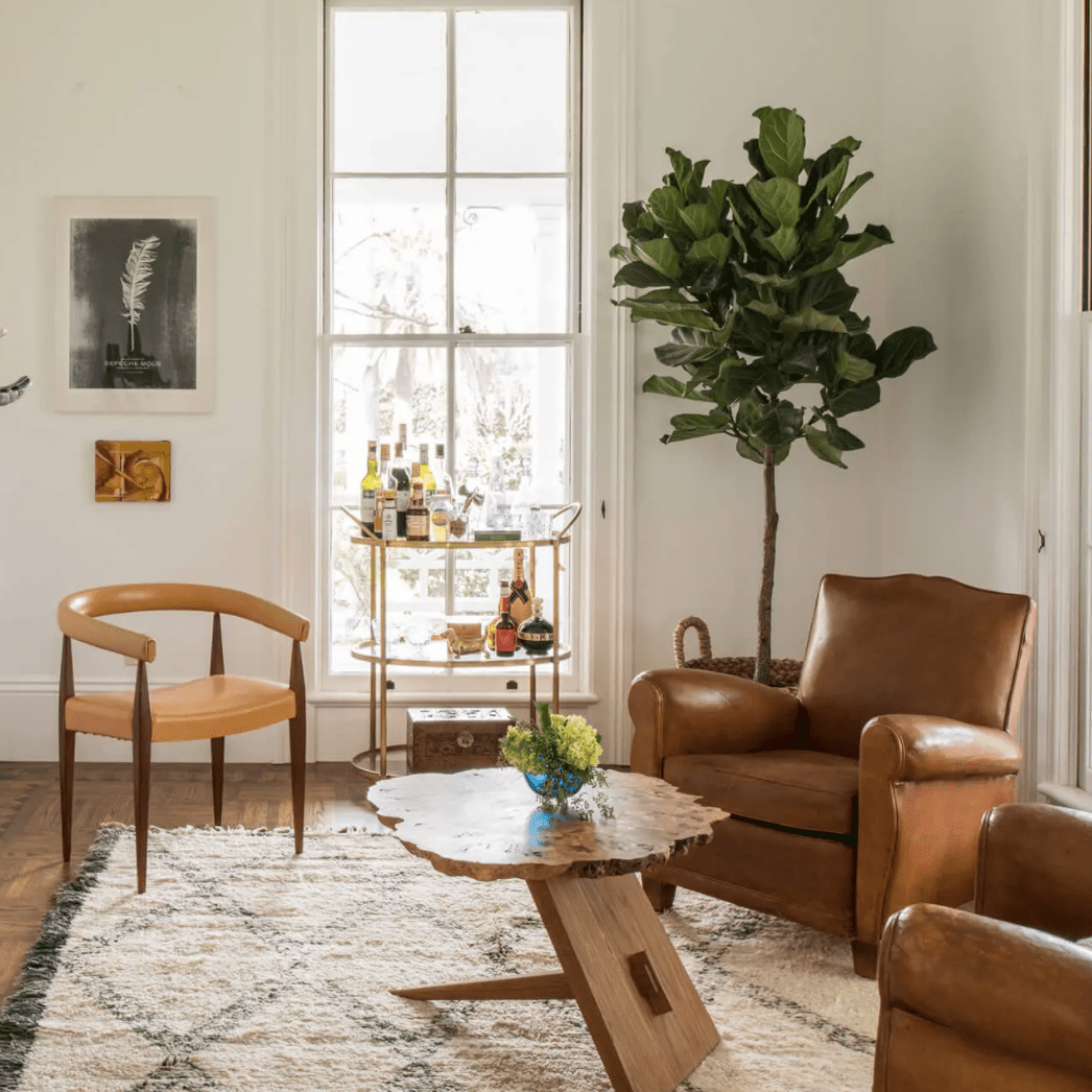 房间里放满了现代和传统的皮扶手椅