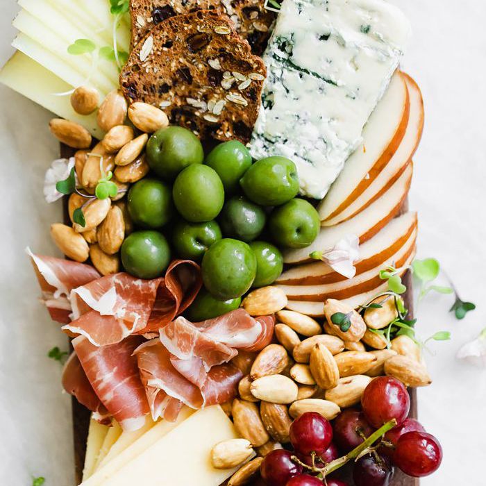 葡萄食谱:奶酪板配意大利熏火腿、橄榄和葡萄