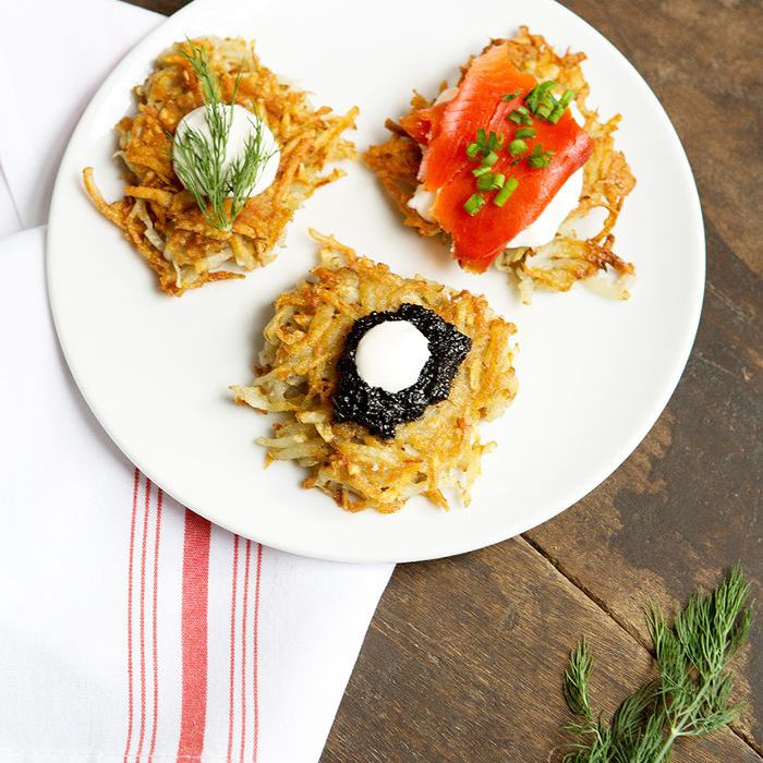 一盘上面放着鱼子酱、莳萝、熏鲑鱼和鲜奶油的冰激淋。