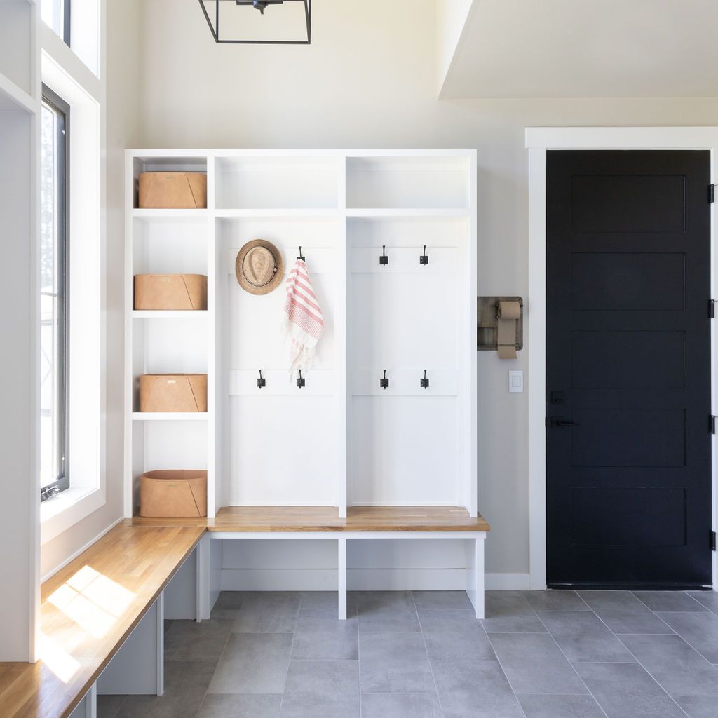 有组织的mudroom内置的架子。