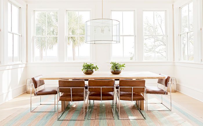 长饭厅坐在一个圆形的吊灯下，在立德家明亮的房间里