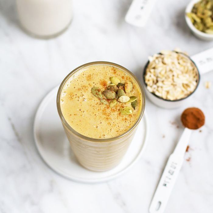 轻松的感恩节早餐想法-南瓜香料燕麦奶昔