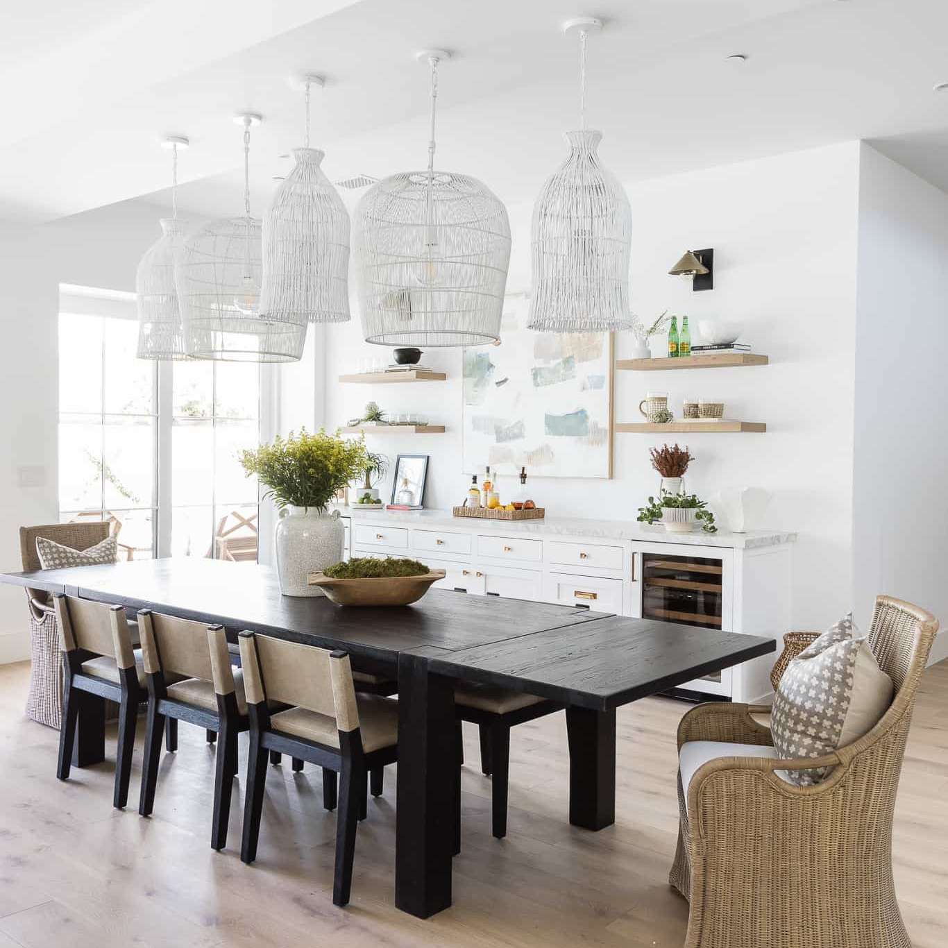 餐厅里有四盏类似的白色编织枝形吊灯