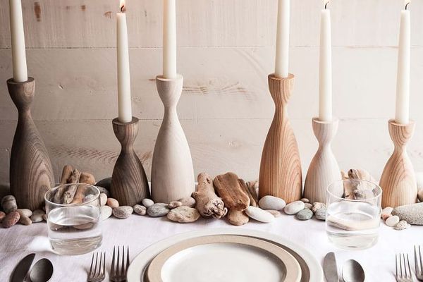 在桌上的食品室烛台。