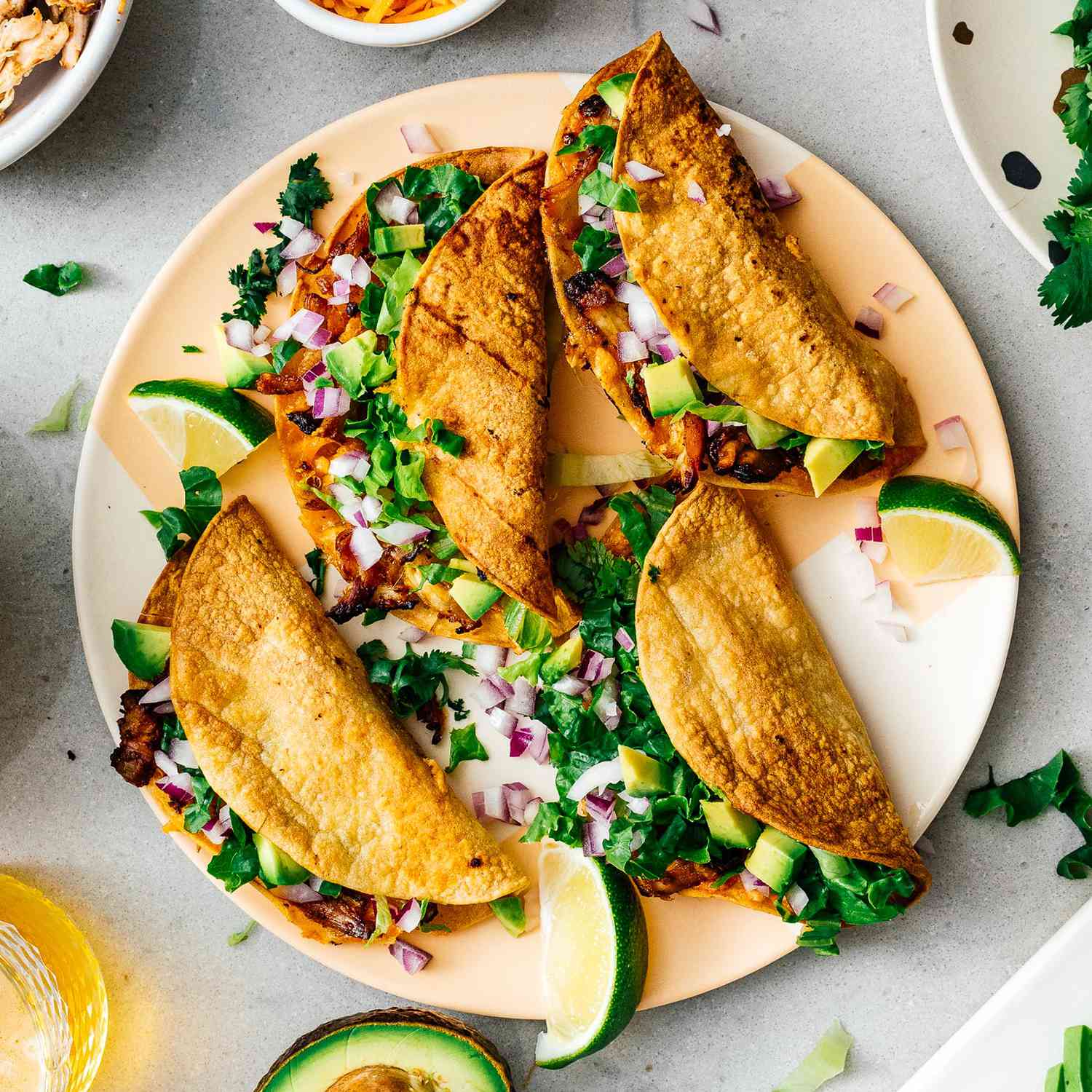 四个鸡肉玉米饼在一个盘子里