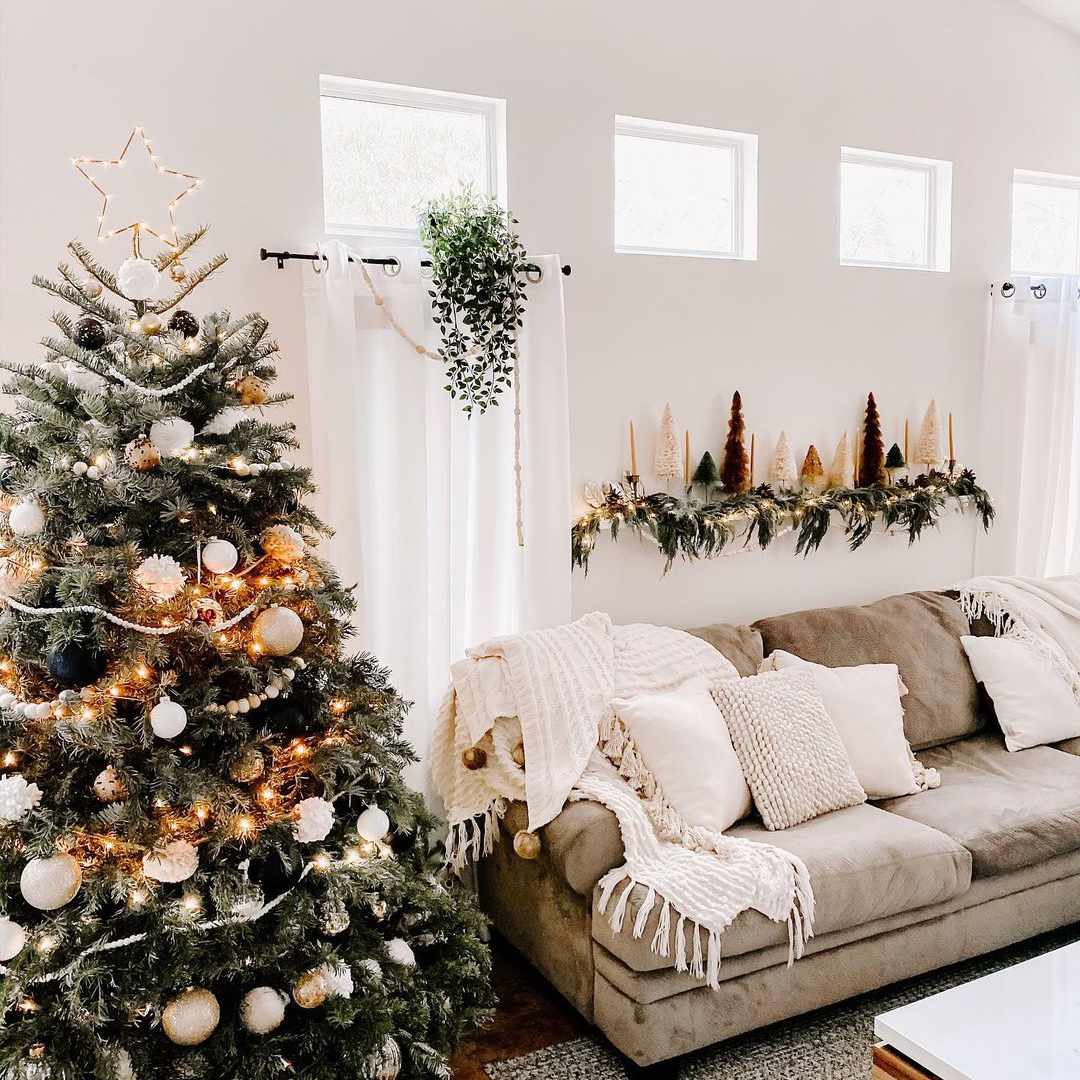 圣诞树和匹配的架子装饰。