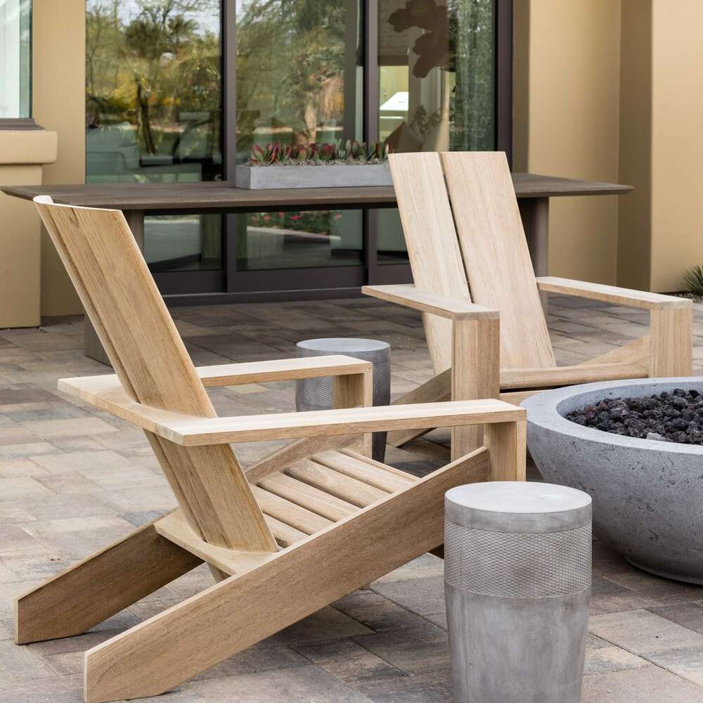 柚木椅子周围环绕的户外壁炉