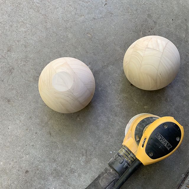 在媒介控制台的腿的木球。