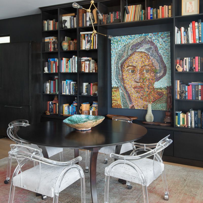 四周镶嵌壁画的书架。