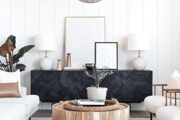 起居室桌子顶部配有便携式存储托盘