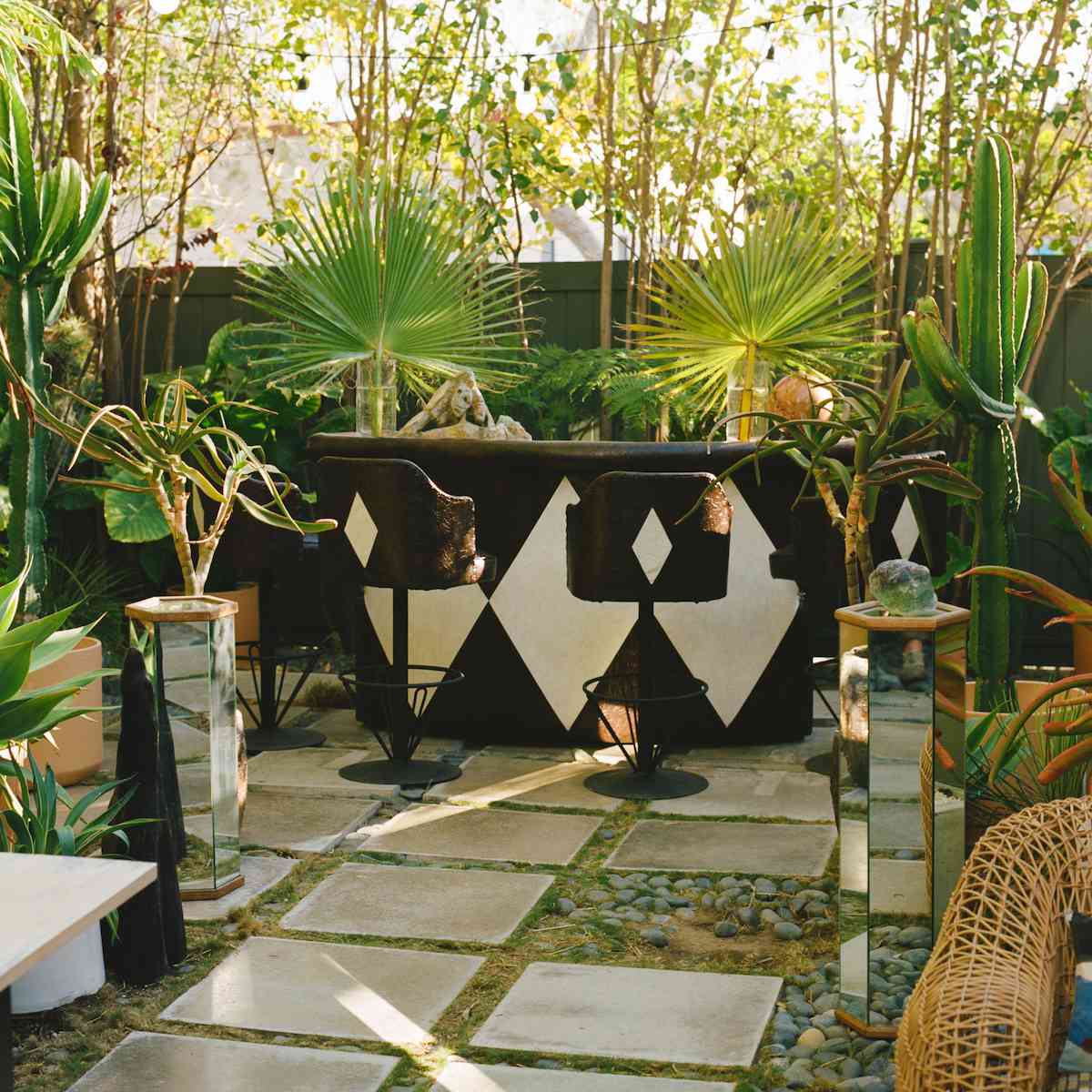 黑白配色的户外酒吧