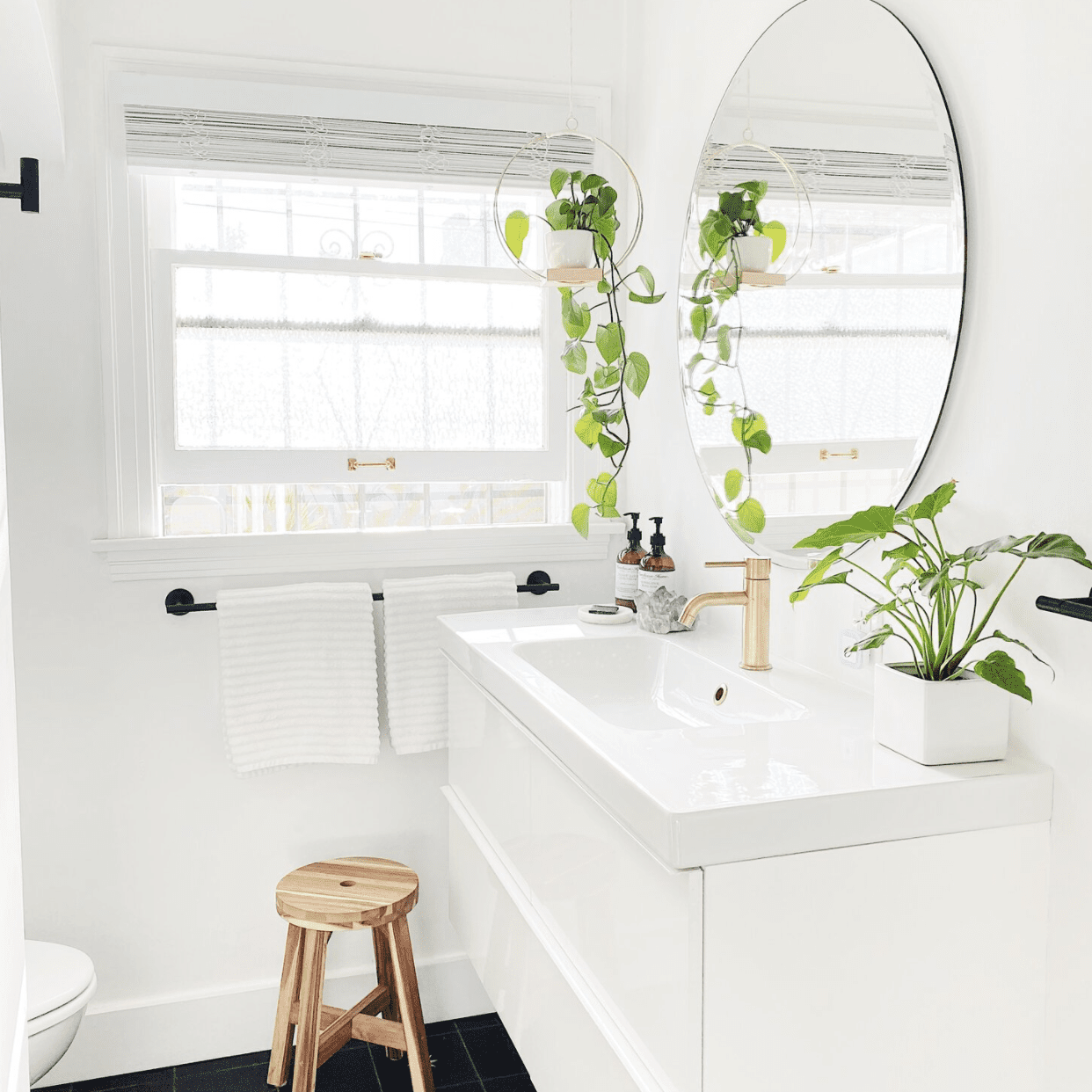 浴室台面存放匹配的瓶子