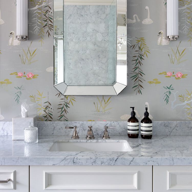 灰色的浴室壁纸