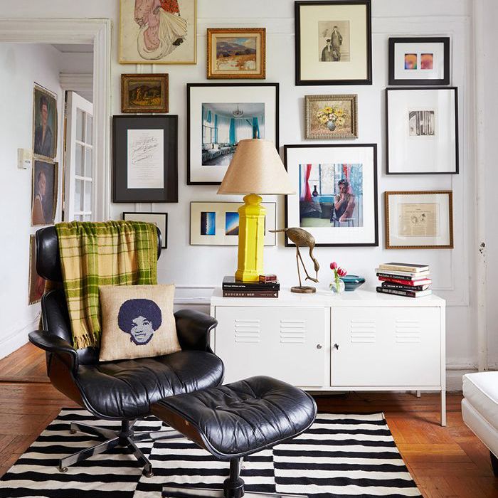 艺术墙前的休息区