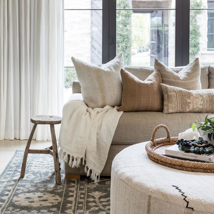 白色窗帘的中性客厅。