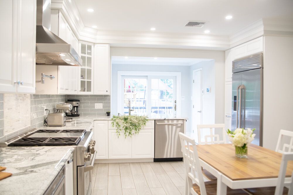 有灰色瓦片的白色厨房