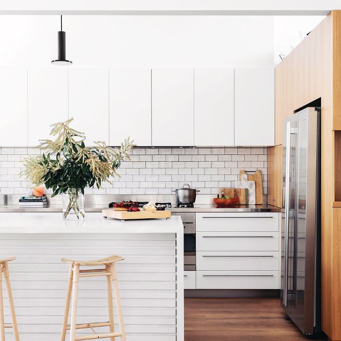 豪华的厨房有瓷砖后挡板