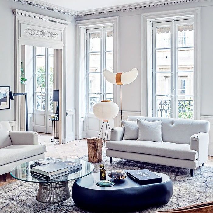 一间浅灰色的起居室