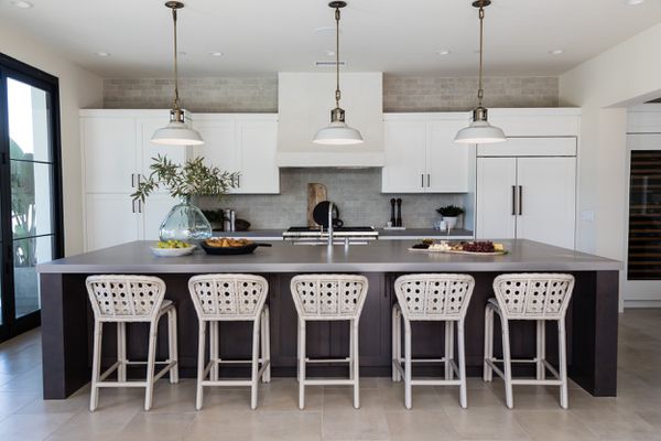 厨房铺着灰色瓷砖地板。