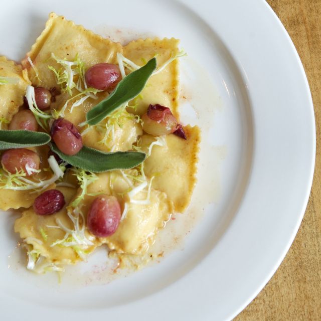 馄饨与来自纽约市丽都餐厅鼠尾草板