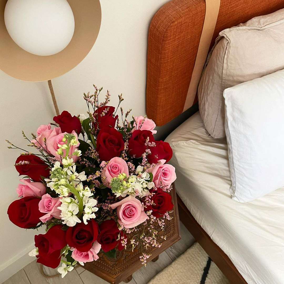 卧室的边桌上放着花。