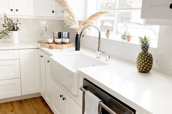 带洗碗机的白色厨房