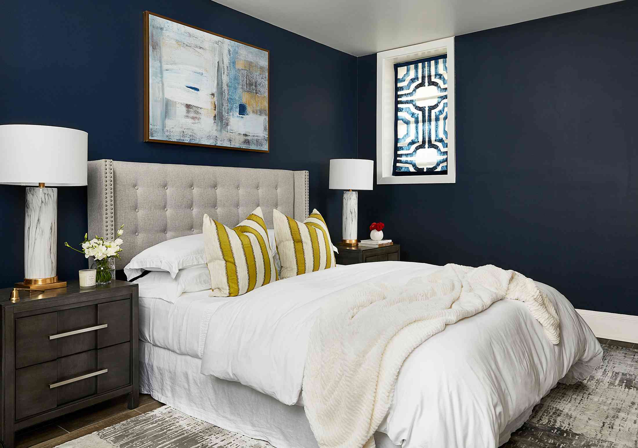 杜克·埃林特顿家庭旅游 - 卧室与海军蓝墙和舒适的白色寝具
