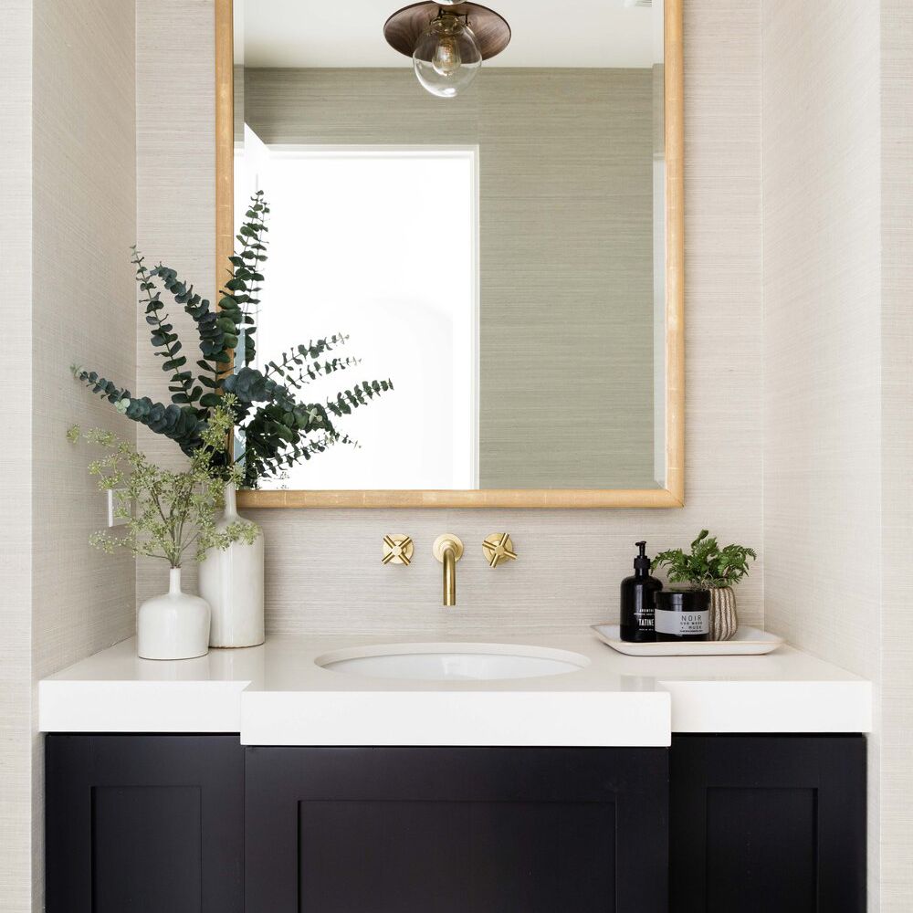 一间铺着米色纹理墙纸的浴室