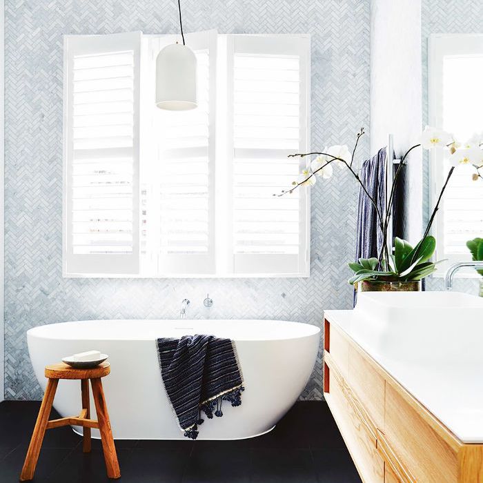 浴室照明理念 - 白色吊灯