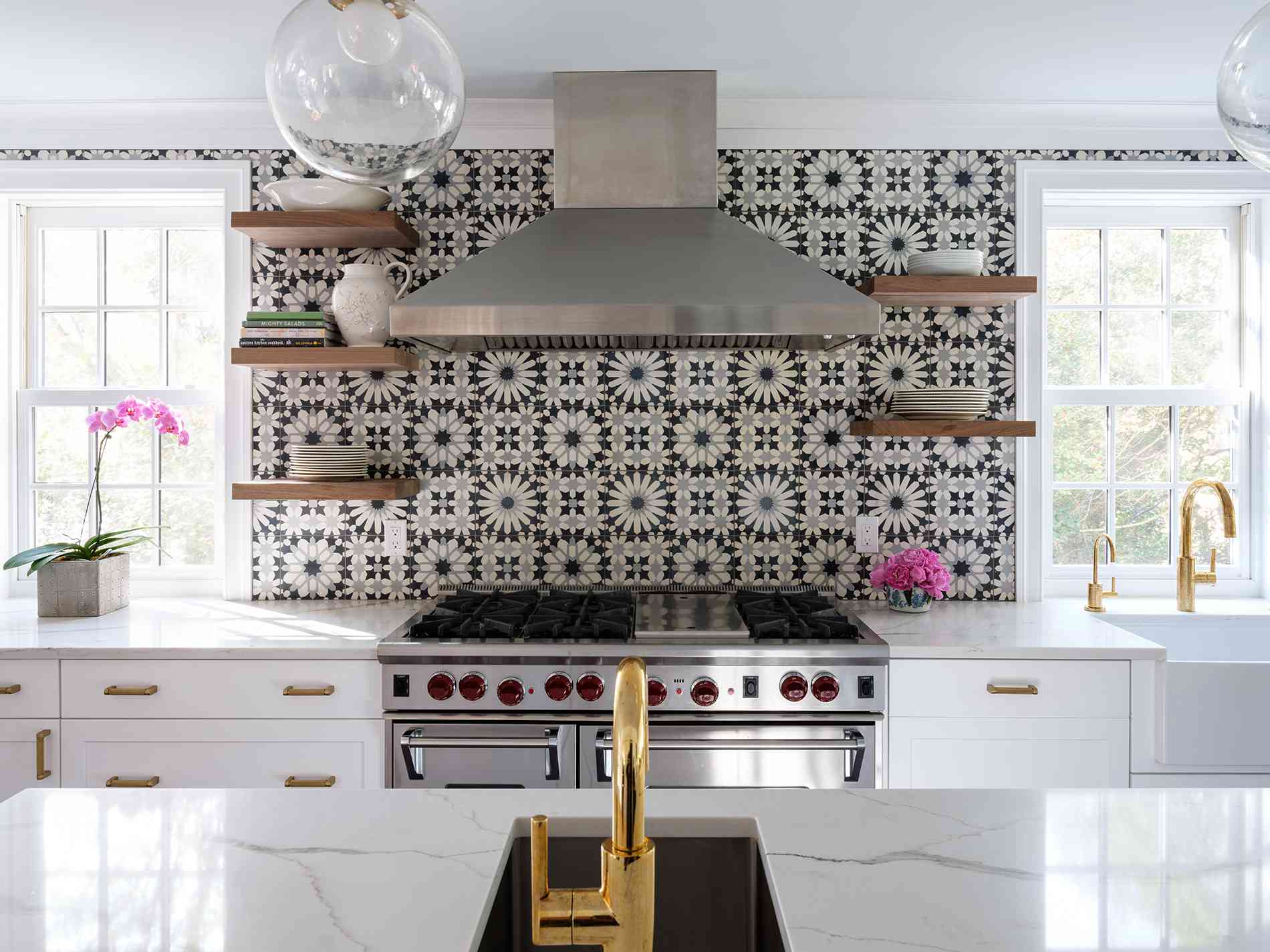 有黑白背板的厨房。