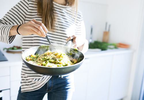 女人做饭