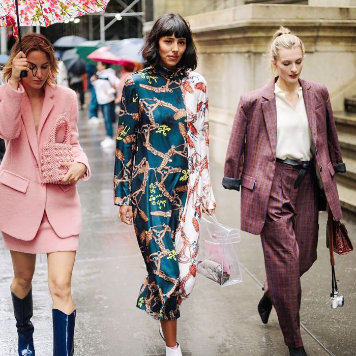 三个女人走在城市的街道上。