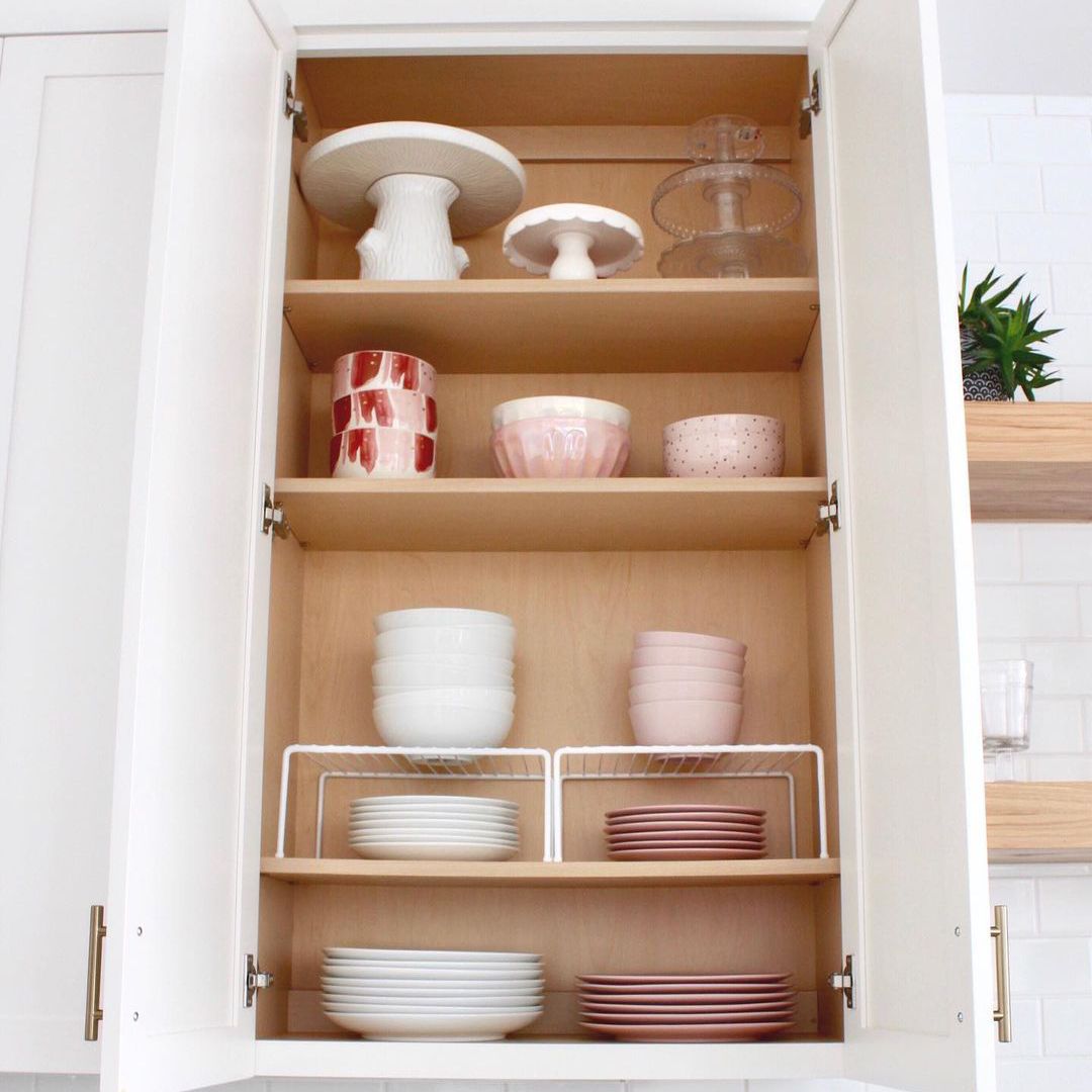装有盘子和碗的橱柜